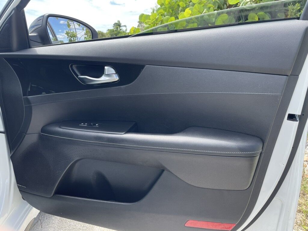 2021 Kia Forte GT-Line~ACCIDENT AVOIDANCE SYSTEMS~BLIND SPOT WARNING~BLUETOOTH~CRUISE CONTROL~LANE KEEPING ASSIST~PREMIUM SOUND SYSTEM~REMOTE ENGINE START Sarasota FL