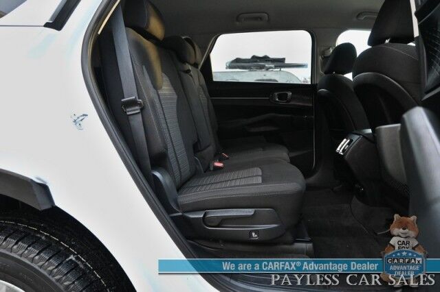 2021 Kia Sorento LX / AWD / Cloth Seats / Lane Departure & Collision Alert / Apple CarPlay & Android Auto / 3rd Row / Seats 7 / Back Up Camera / Cruise Control / USB Jacks / Alloy Wheels / Tow Pkg / 1-Owner Anchorage AK