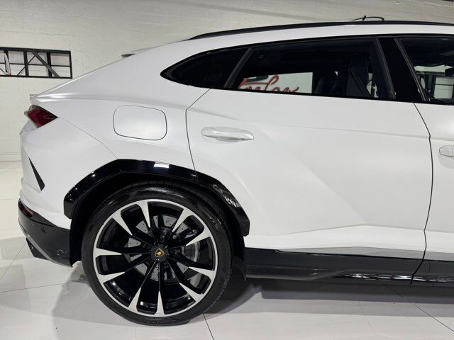 2021 Lamborghini Urus Bianco Monocerus Matt paint, interior carbon fiber trim, Bang & Olufsen audio AND MUCH MORE!!! Fort Lauderdale FL