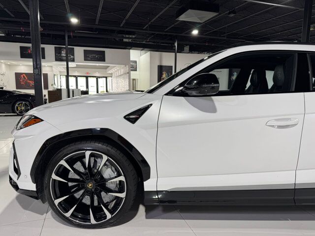 2021 Lamborghini Urus Bianco Monocerus Matt paint, interior carbon fiber trim, Bang & Olufsen audio AND MUCH MORE!!! Fort Lauderdale FL