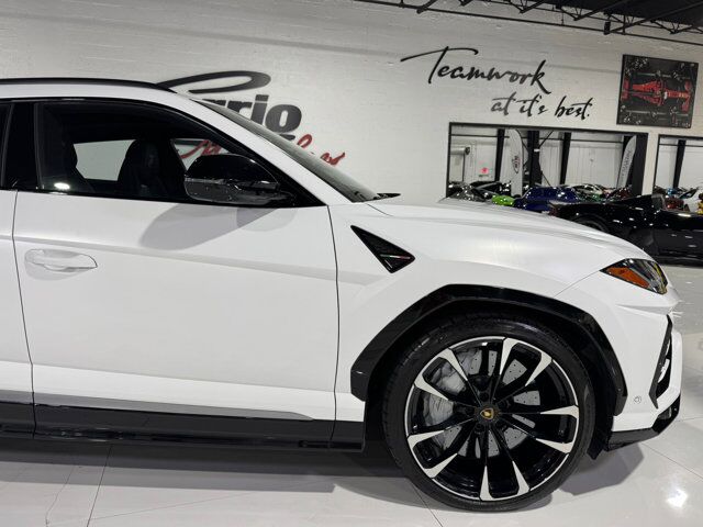 2021 Lamborghini Urus Bianco Monocerus Matt paint, interior carbon fiber trim, Bang & Olufsen audio AND MUCH MORE!!! Fort Lauderdale FL