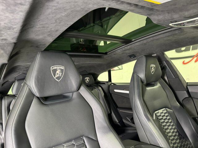 2021 Lamborghini Urus Bianco Monocerus Matt paint, interior carbon fiber trim, Bang & Olufsen audio AND MUCH MORE!!! Fort Lauderdale FL
