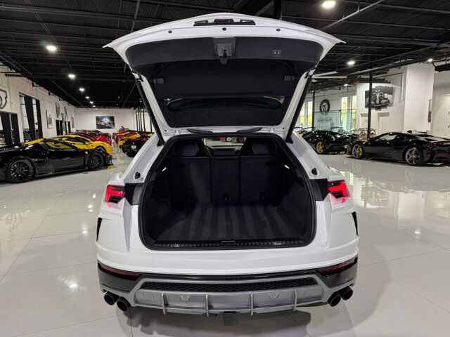 2021 Lamborghini Urus Bianco Monocerus Matt paint, interior carbon fiber trim, Bang & Olufsen audio AND MUCH MORE!!! Fort Lauderdale FL