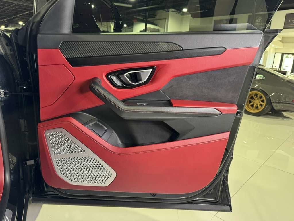 2021 Lamborghini Urus panoramic roof, Bang & Olufsen audio system, interior carbon trim AND MUCH MORE!! Fort Lauderdale FL