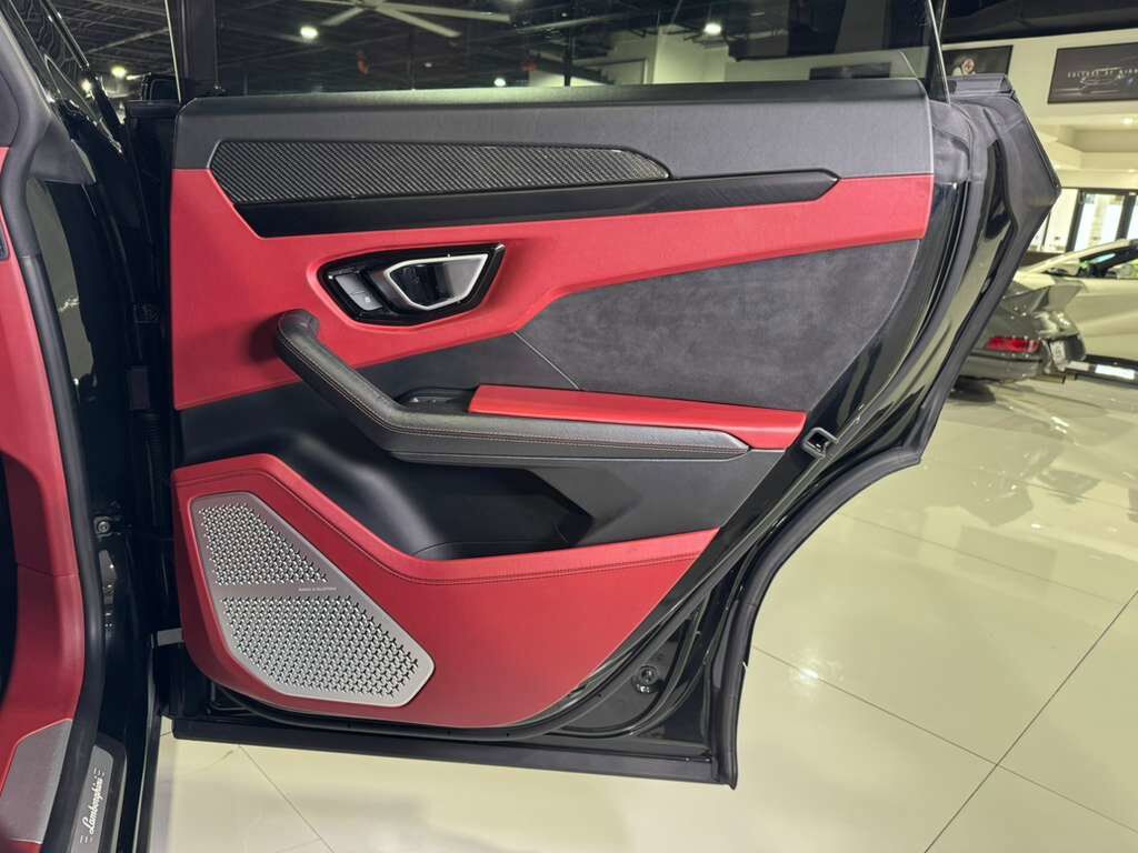 2021 Lamborghini Urus panoramic roof, Bang & Olufsen audio system, interior carbon trim AND MUCH MORE!! Fort Lauderdale FL