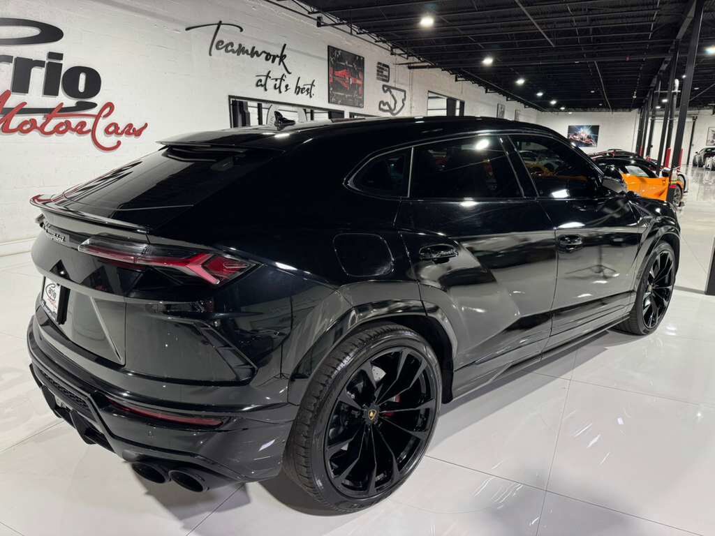 2021 Lamborghini Urus panoramic roof, Bang & Olufsen audio system, interior carbon trim AND MUCH MORE!! Fort Lauderdale FL