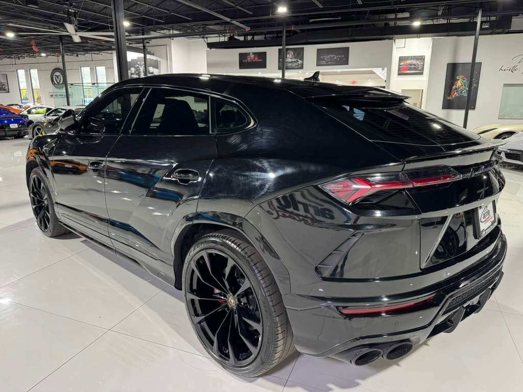 2021 Lamborghini Urus panoramic roof, Bang & Olufsen audio system, interior carbon trim AND MUCH MORE!! Fort Lauderdale FL