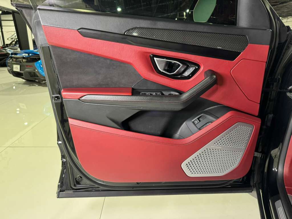 2021 Lamborghini Urus panoramic roof, Bang & Olufsen audio system, interior carbon trim AND MUCH MORE!! Fort Lauderdale FL