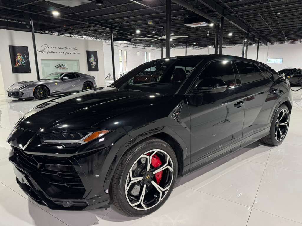 2021 Lamborghini Urus panoramic roof, Bang & Olufsen audio system, interior carbon trim AND MUCH MORE!!