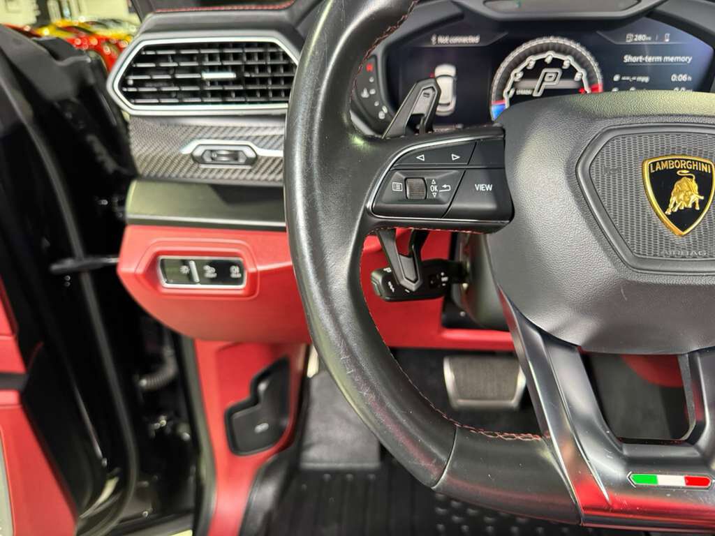 2021 Lamborghini Urus panoramic roof, Bang & Olufsen audio system, interior carbon trim AND MUCH MORE!! Fort Lauderdale FL