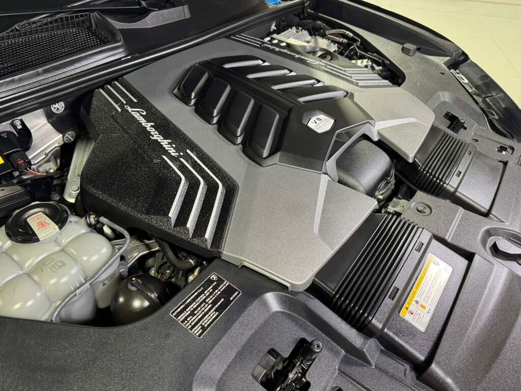 2021 Lamborghini Urus panoramic roof, Bang & Olufsen audio system, interior carbon trim AND MUCH MORE!! Fort Lauderdale FL