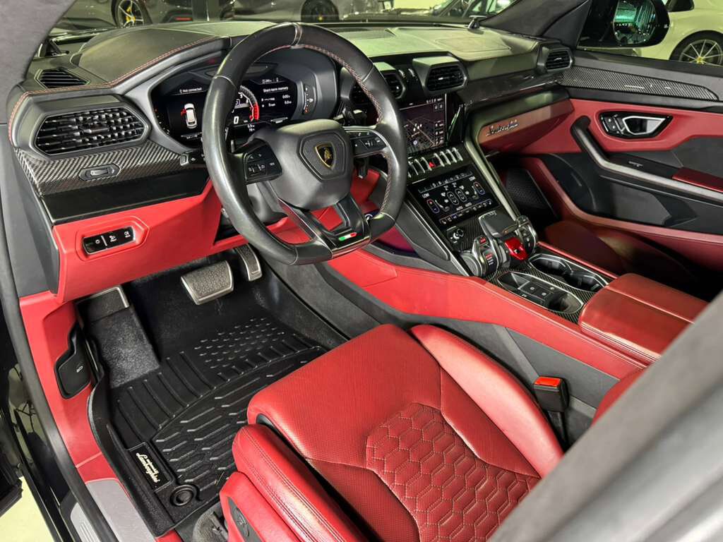 2021 Lamborghini Urus panoramic roof, Bang & Olufsen audio system, interior carbon trim AND MUCH MORE!! Fort Lauderdale FL
