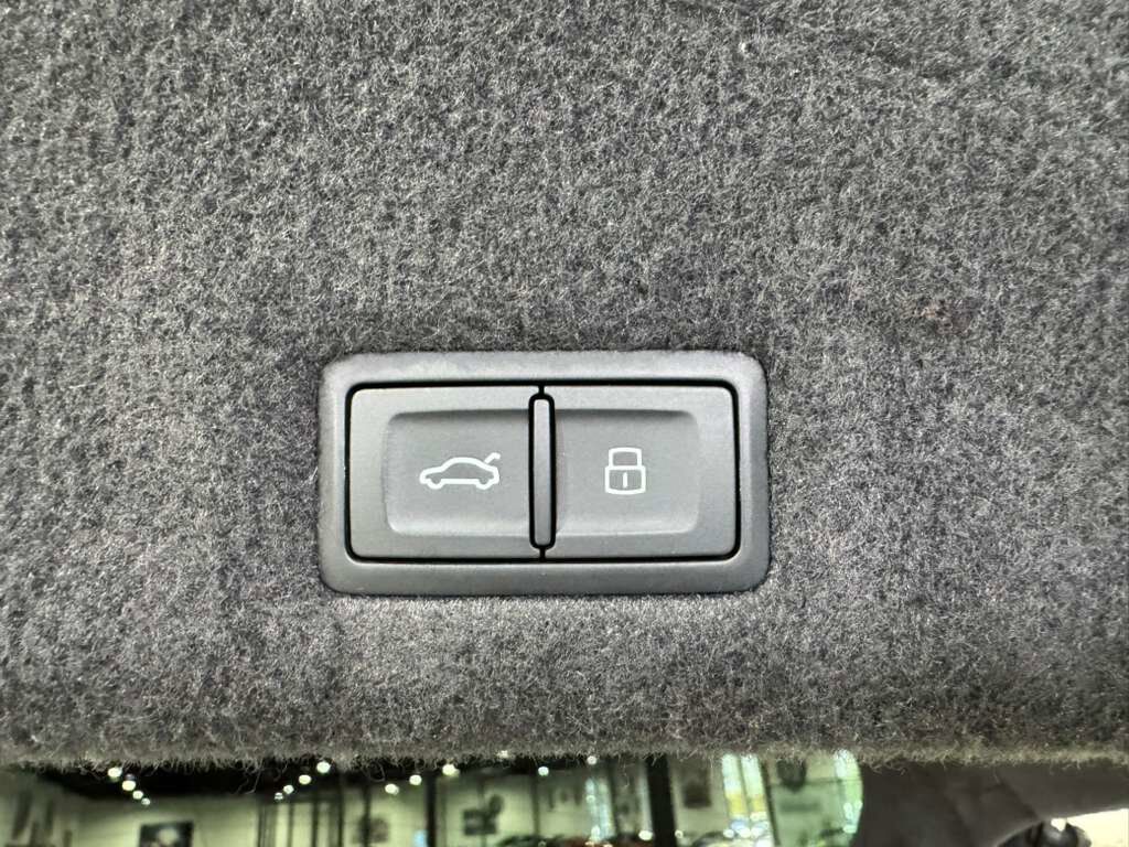 2021 Lamborghini Urus panoramic roof, Bang & Olufsen audio system, interior carbon trim AND MUCH MORE!! Fort Lauderdale FL