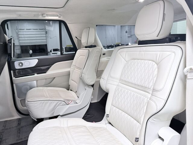 2021 Lincoln Navigator Black Label photo 2