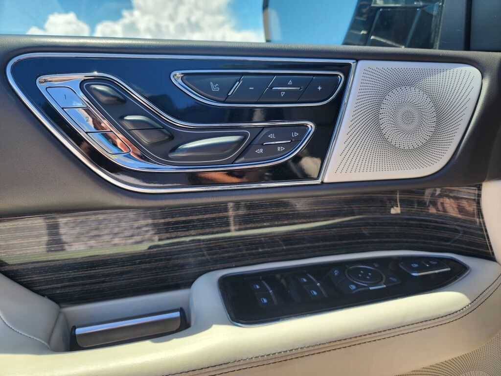 2021 Lincoln Navigator L~4X4~ACCIDENT AVOIDANCE SYSTEMS~ADAPTIVE CRUISE CONTROL~AUTO START/STOP~CAMERA WASHER~ECOBOOST~KEYLESS ENTRY~REAR CLIMATE CONTROLS~RUNNING BOARDS~TOW HOOKS~Wi-Fi COMPATIBLE Black Label Sarasota FL
