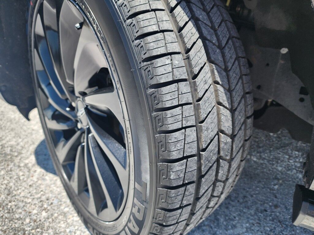 2021 Lincoln Navigator L~4X4~ACCIDENT AVOIDANCE SYSTEMS~ADAPTIVE CRUISE CONTROL~AUTO START/STOP~CAMERA WASHER~ECOBOOST~KEYLESS ENTRY~REAR CLIMATE CONTROLS~RUNNING BOARDS~TOW HOOKS~Wi-Fi COMPATIBLE Black Label Sarasota FL