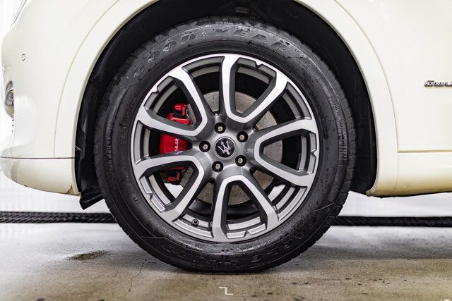 2021 Maserati Levante AWD GranLusso Leather Roof Nav BCam Red Deer AB