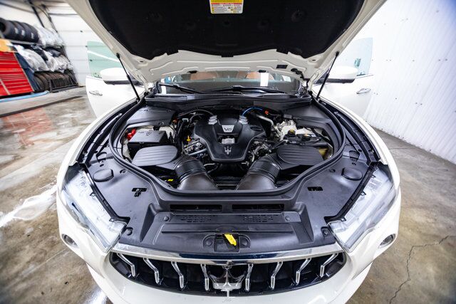 2021 Maserati Levante AWD GranLusso Leather Roof Nav BCam Red Deer AB