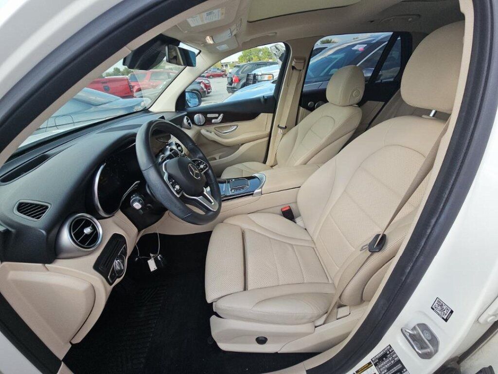 2021 Mercedes Benz GLC 300 photo 2