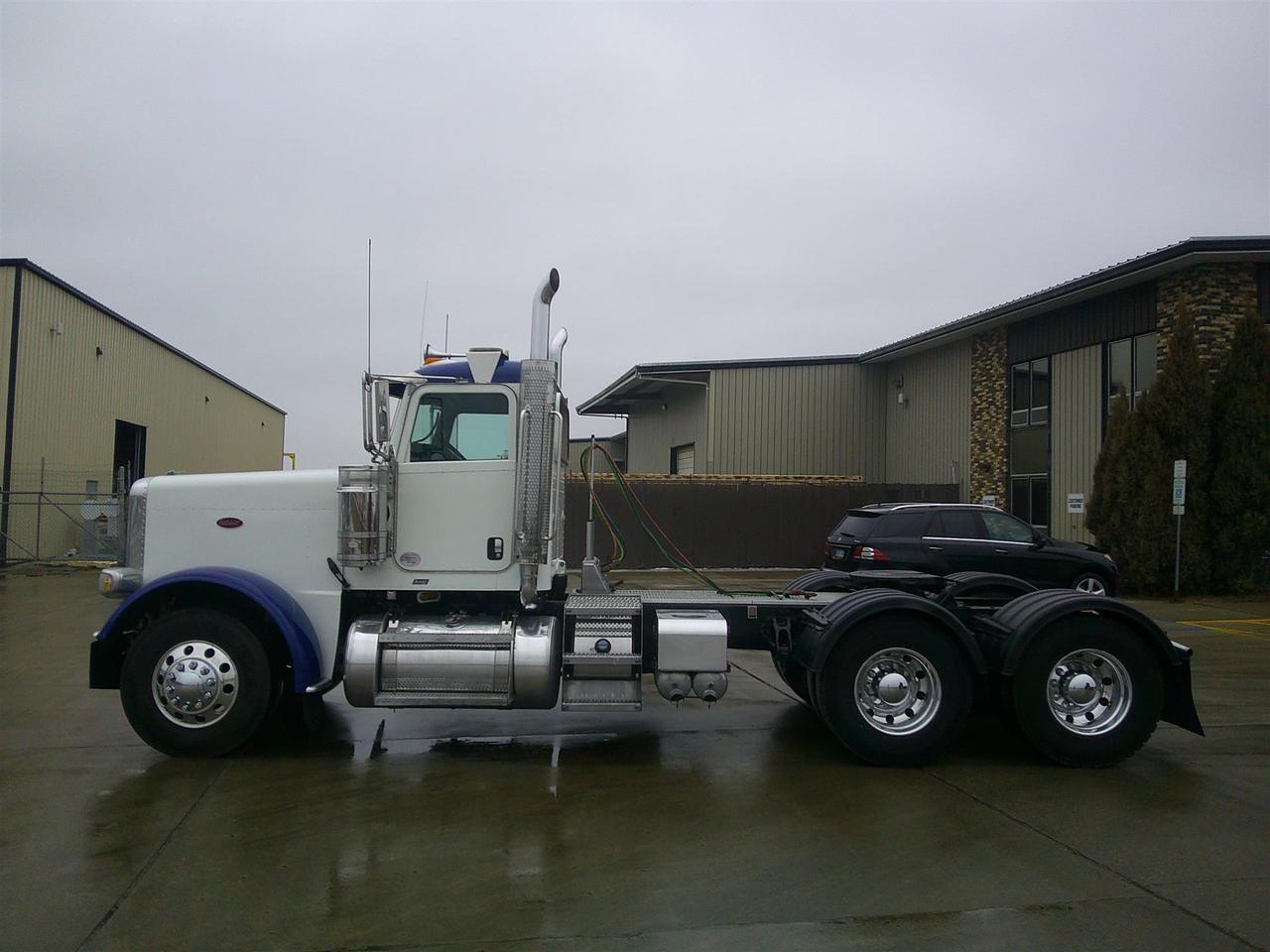 2021 Peterbilt 389 - image 3