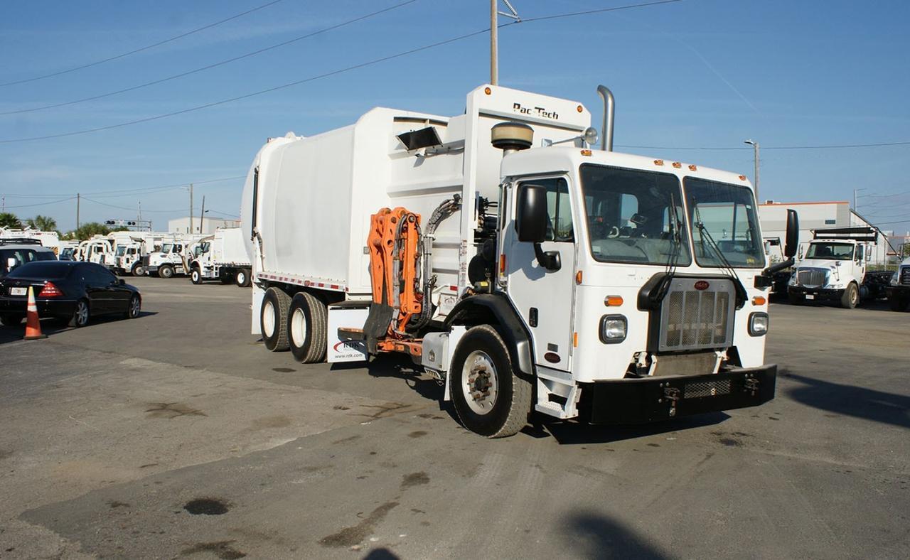 2021 Peterbilt 520 31 yard Pac Tech Side Loader Garbage Truck