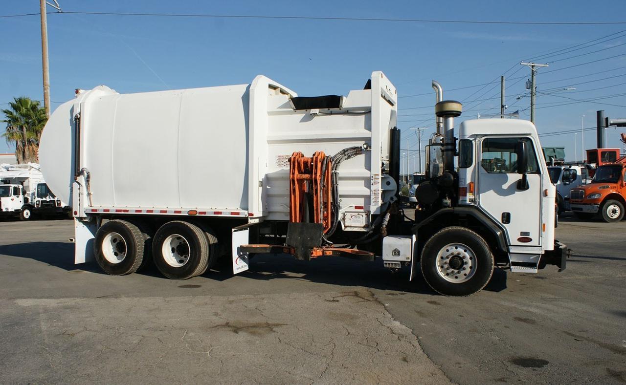 2021 Peterbilt 520 31 yard Pac Tech Side Loader Garbage Truck