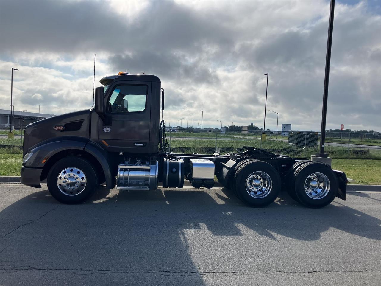 2021 Peterbilt 579 in Rochester, MN — photo 3