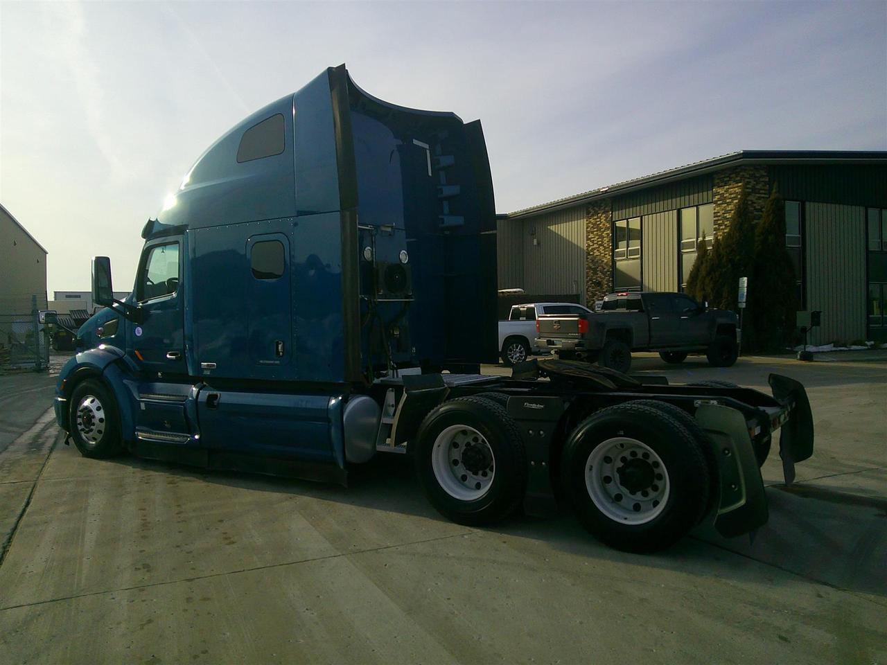 2021 Peterbilt 579 80" Ultraloft Eau Claire WI
