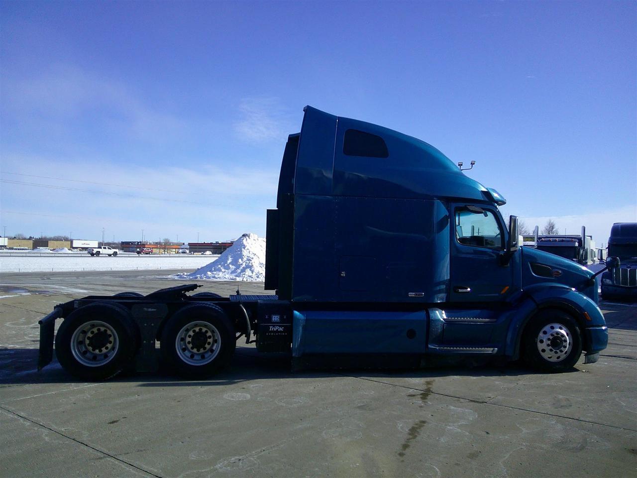 2021 Peterbilt 579 80" Ultraloft Rochester MN