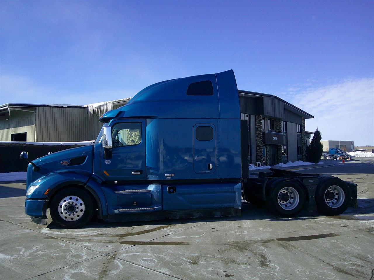 2021 Peterbilt 579 80" Ultraloft Rochester MN