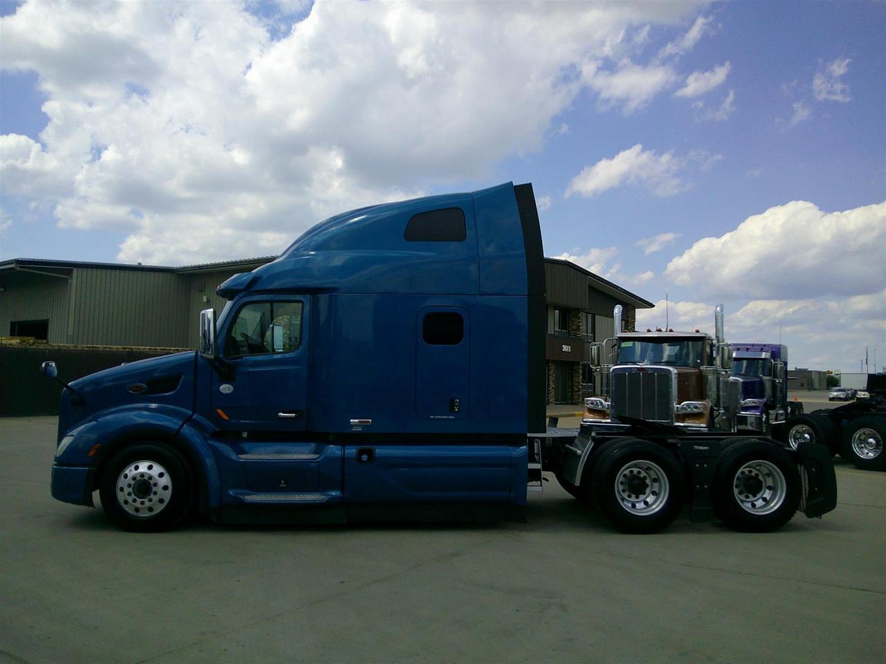 2021 Peterbilt 579 in Fargo, ND — photo 3