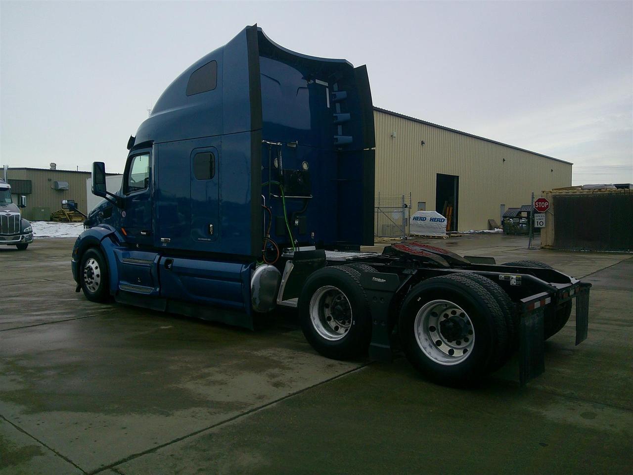 2021 Peterbilt 579 80" Ultraloft Fargo ND