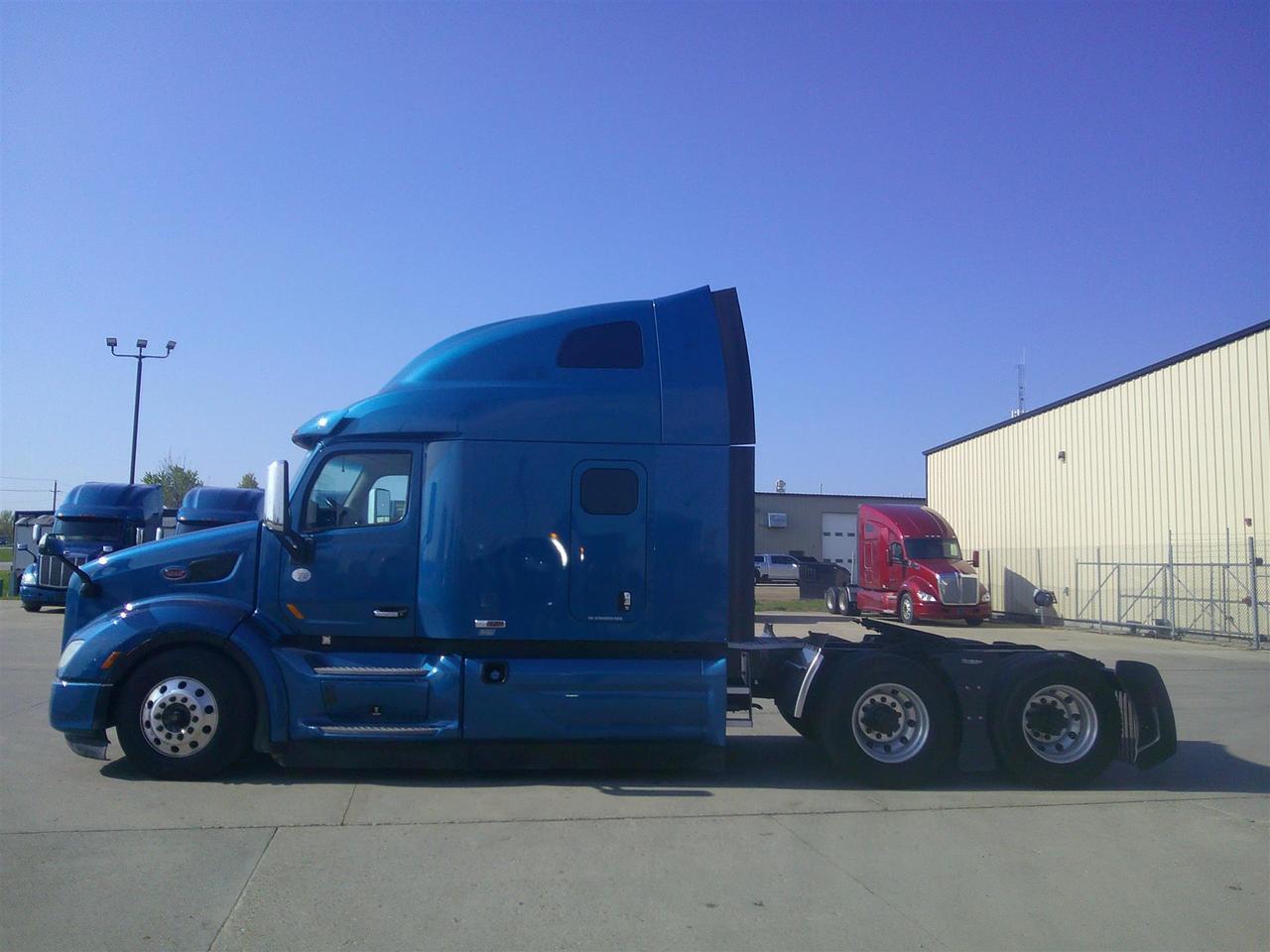 2021 Peterbilt 579 in Fargo, ND — photo 3