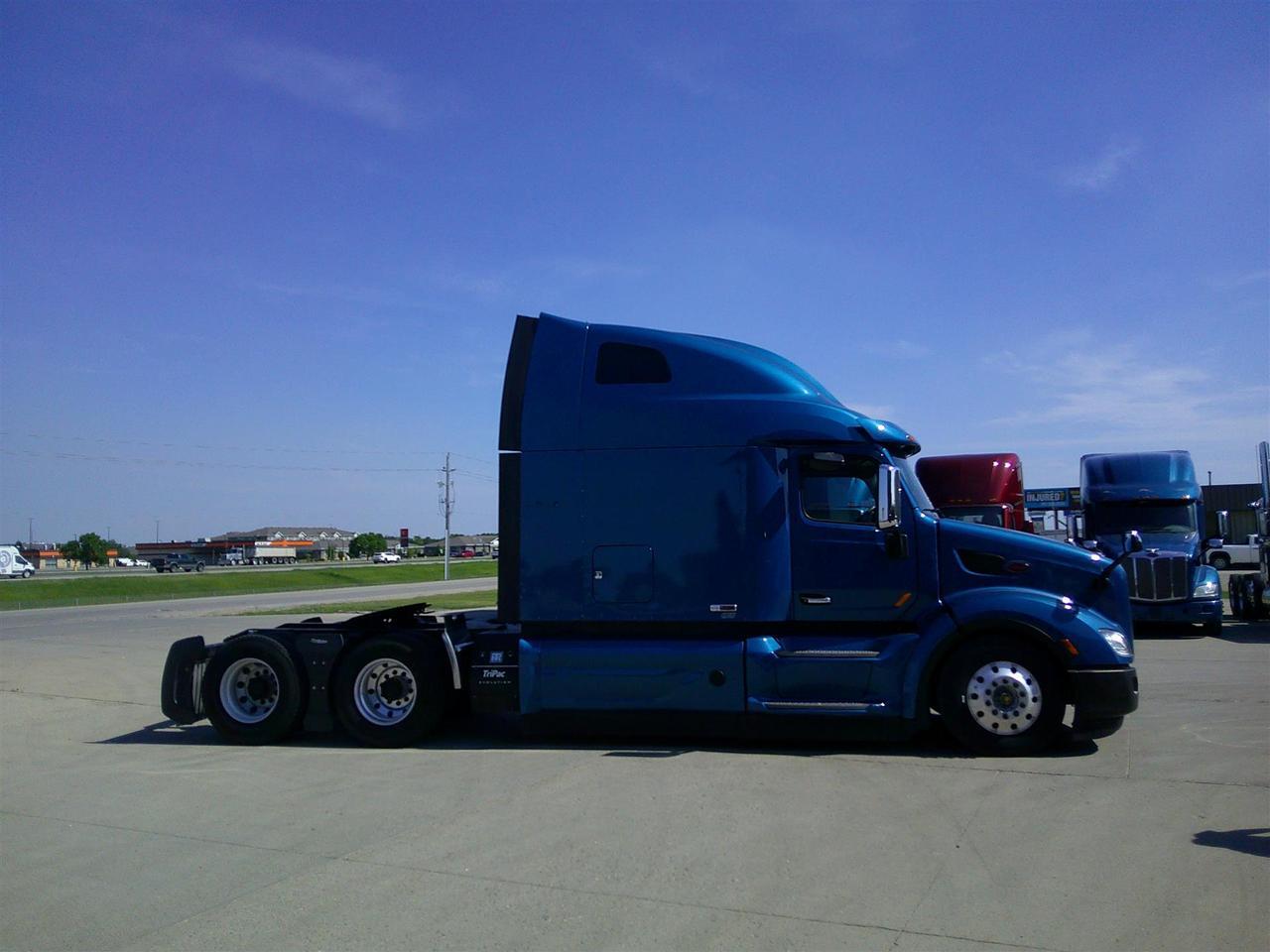 2021 Peterbilt 579 in Fargo, ND — photo 4