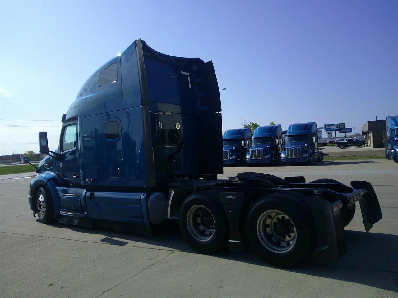2021 Peterbilt 579 in Fargo, ND — photo 5