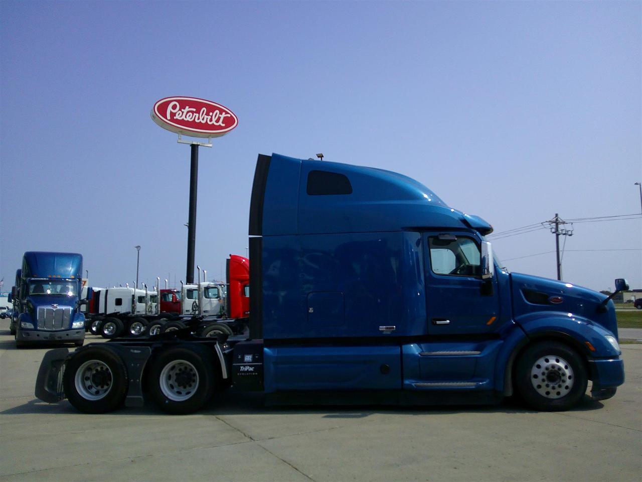 2021 Peterbilt 579 in Fargo, ND — photo 4