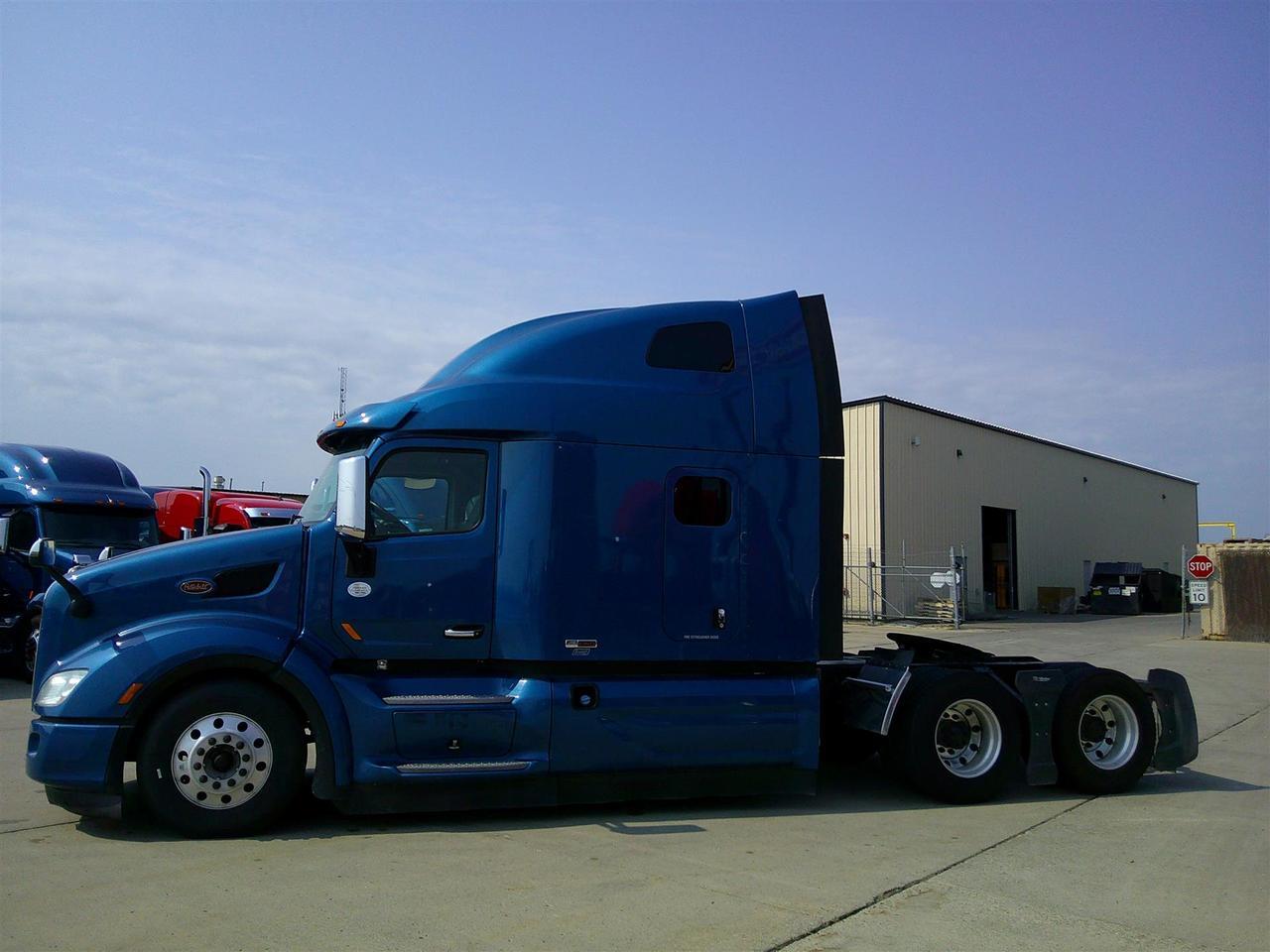 2021 Peterbilt 579 in Fargo, ND — photo 3