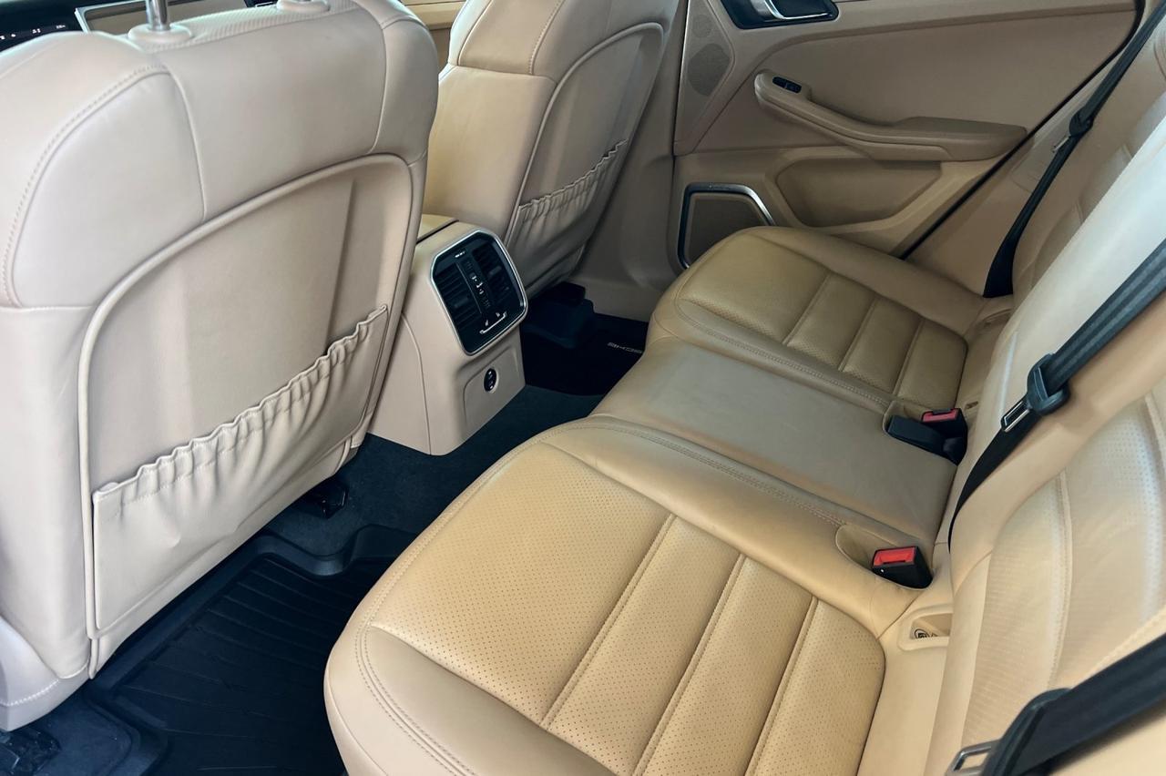 2021 Porsche Macan Turbo Ontario OR