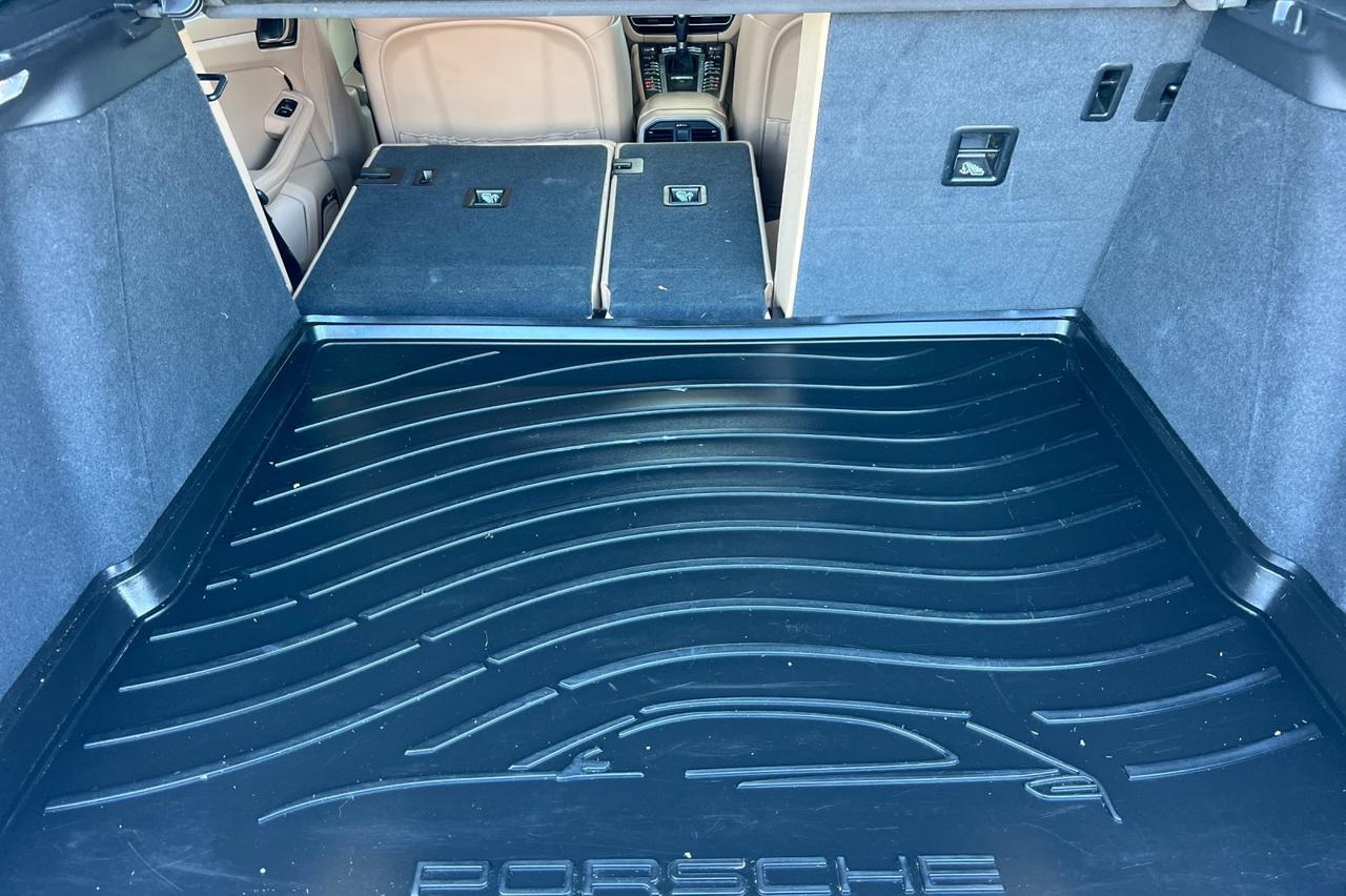 2021 Porsche Macan Turbo Ontario OR