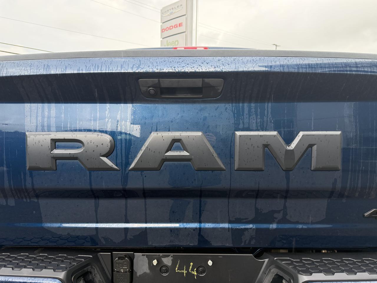 2021 Ram 1500 Classic Express Crew Cab 4x4 | Low KMs | V8 HEMI | Sub Zero Pkg | Heated Seats | Backup Camera Redwater AB