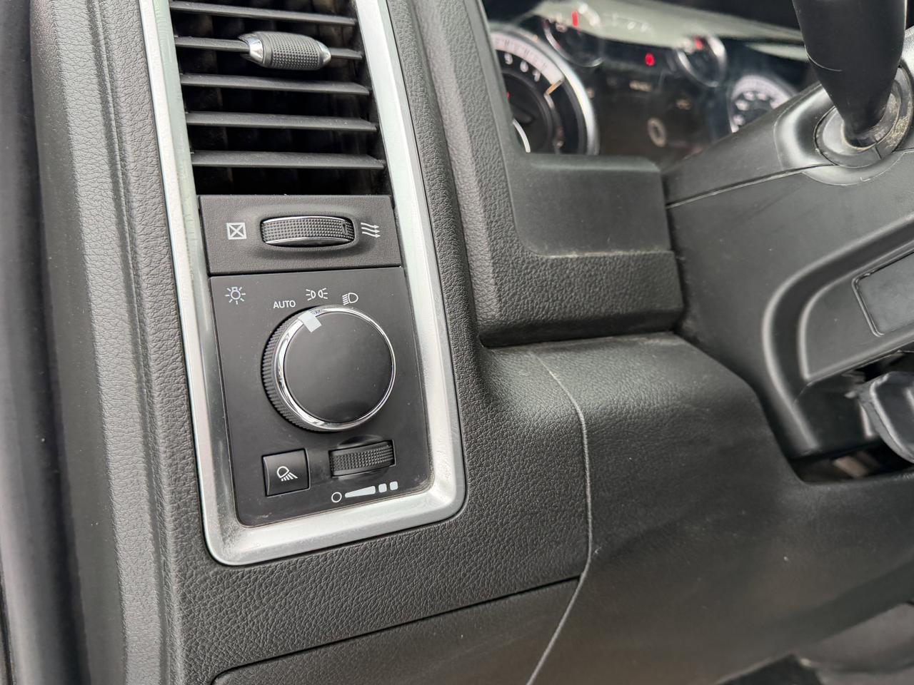 2021 Ram 1500 Classic Warlock Crew Cab 4x4 | HEMI V8 | Front Bench | Sport Hood | NAV Redwater AB