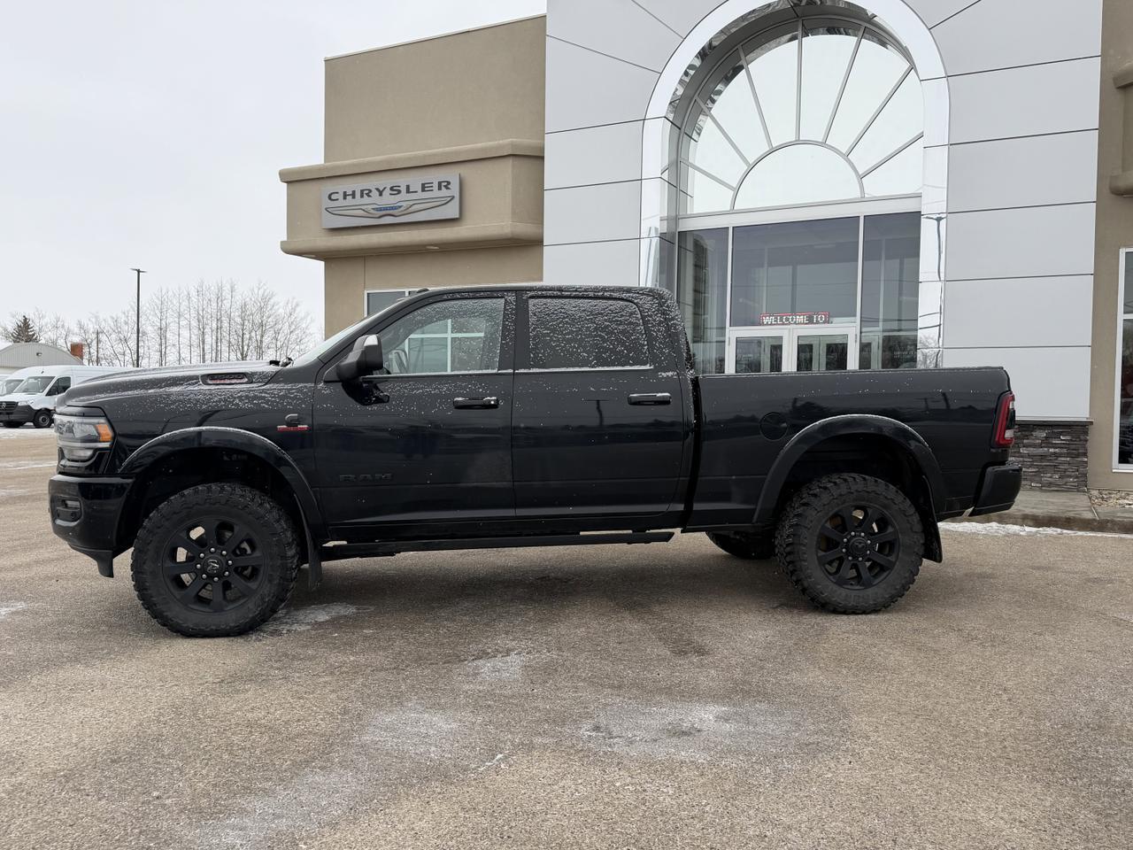 2021 Ram 3500 Laramie Night Edition Crew Cab 4X4 | Leather | 5th Wheel | Lvl 2 Equip Pkg | Sunroof | Box Liner Redwater AB