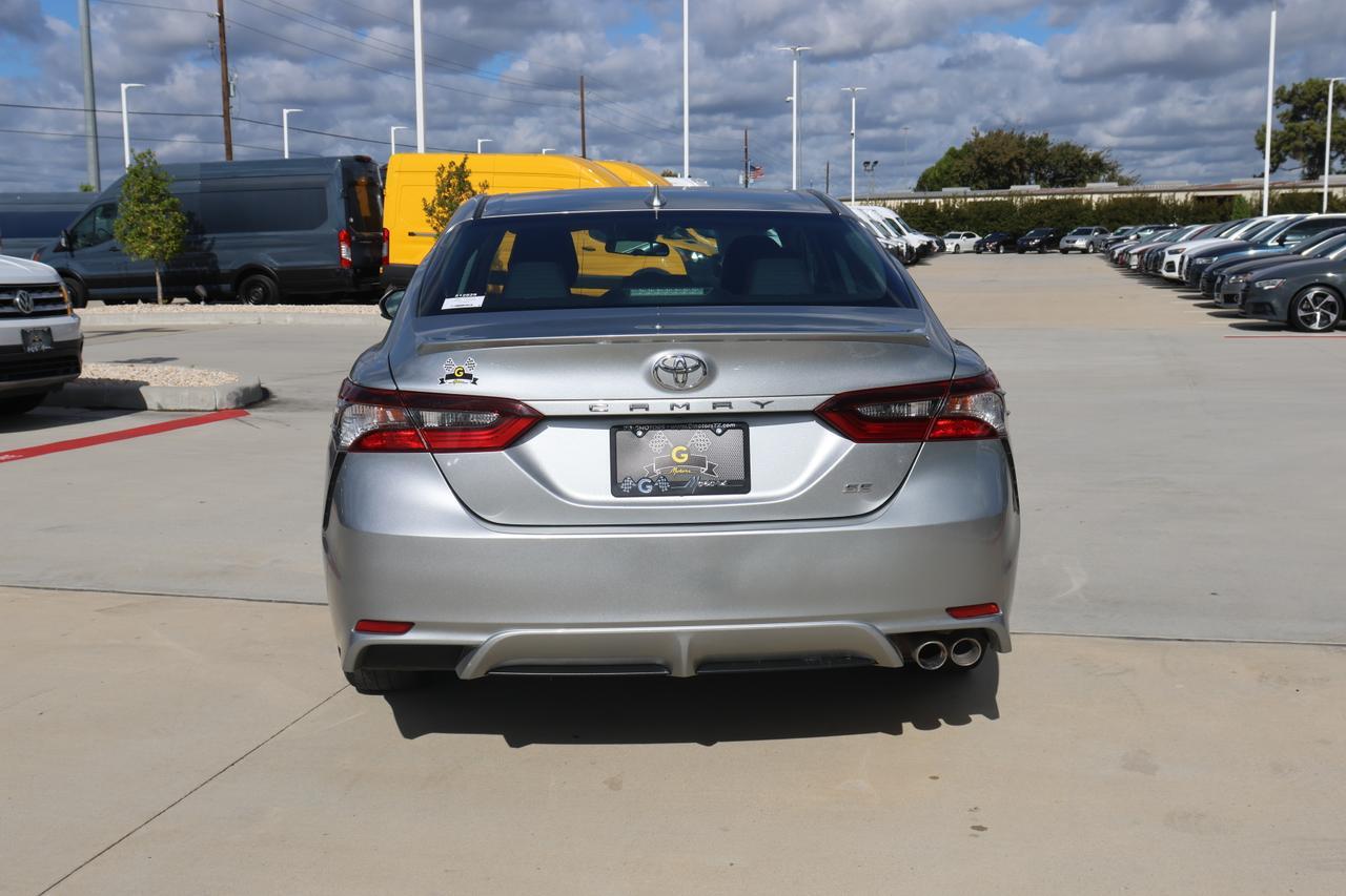 2021 Toyota Camry SE photo 4