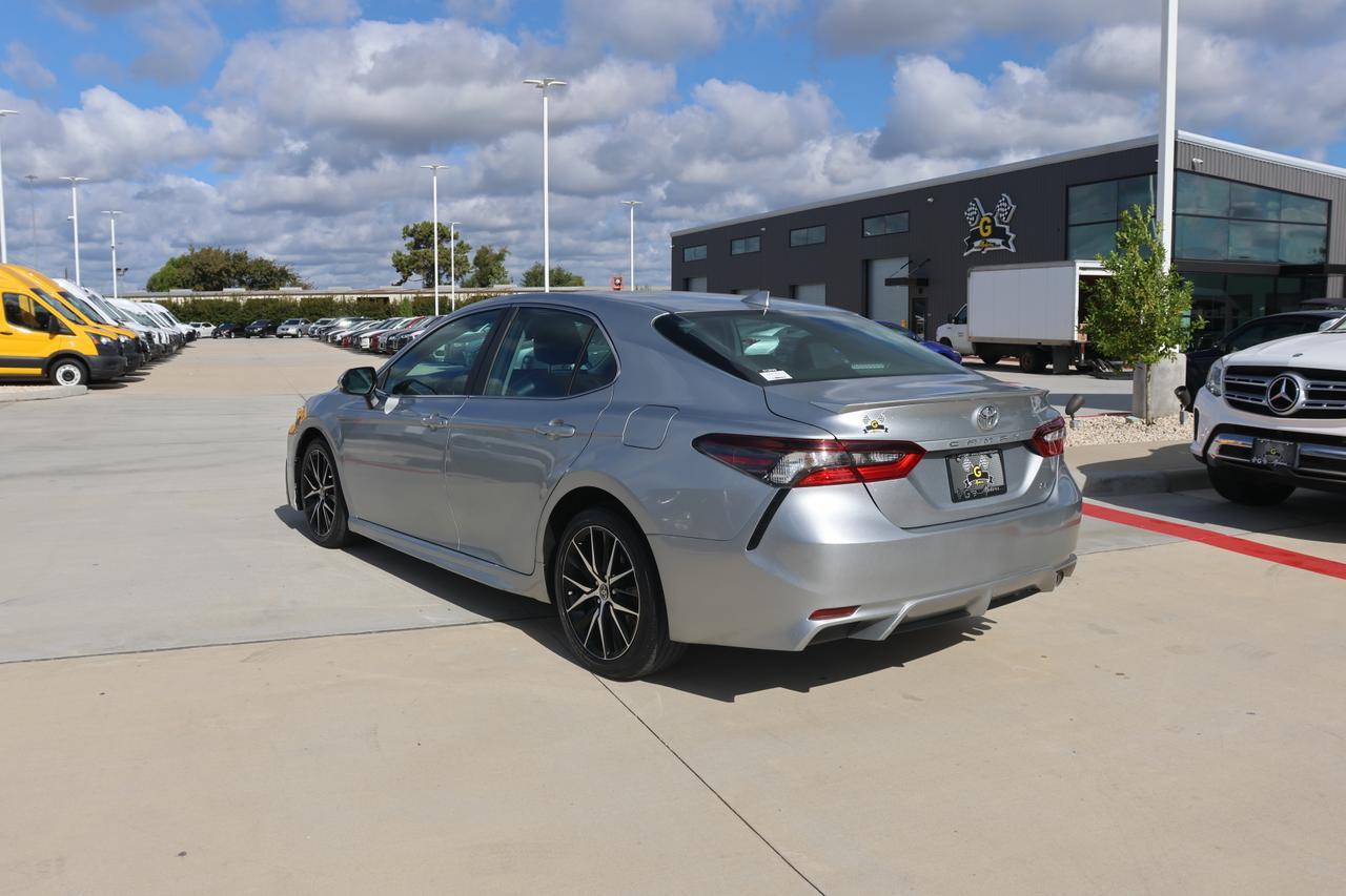2021 Toyota Camry SE photo 3