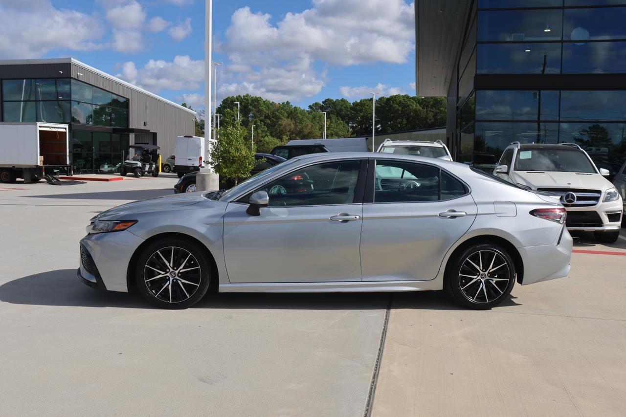 2021 Toyota Camry SE photo 2