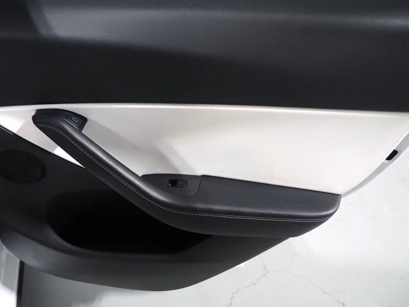 2021 Tesla Model Y Long Range AWD *TRAFFIC AWARE CRUISE CONTROL, NAVIGATION, SAFETY ALERTS, SURROUND VIEW CAMERAS, PANORAMA GLASS ROOF, HEATED SEATS/STEERING WHEEL, 20 INCH WHEELS, WIRELESS CHARGING Round Rock TX