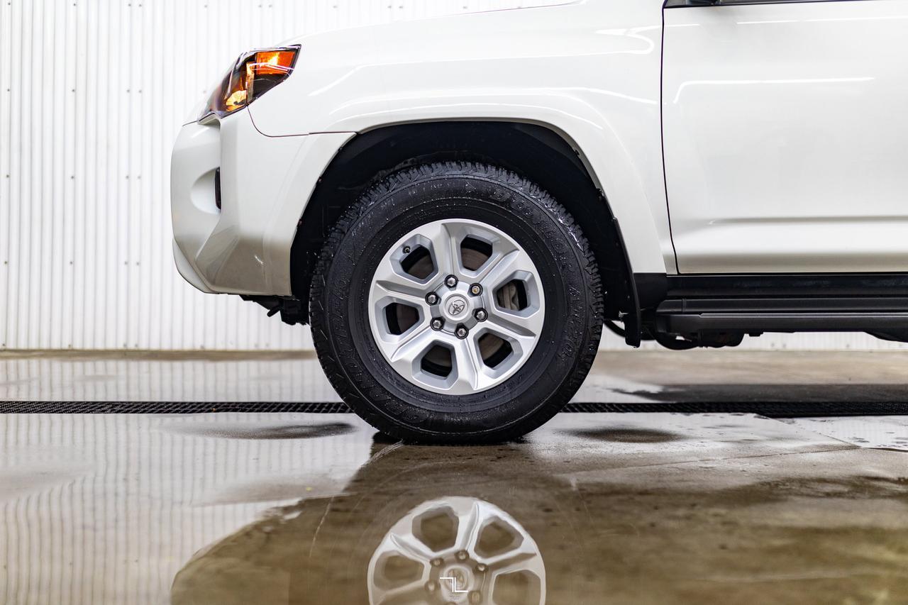 2021 Toyota 4Runner 4x4 SR5 Leather Roof BCam 7 Passenger Red Deer AB