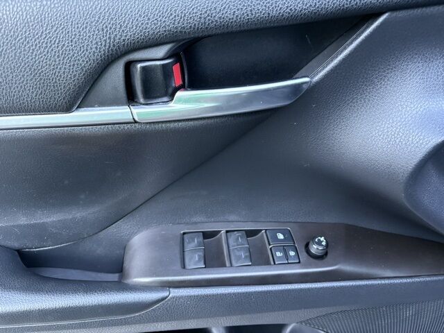 2021 Toyota Camry SE photo 10