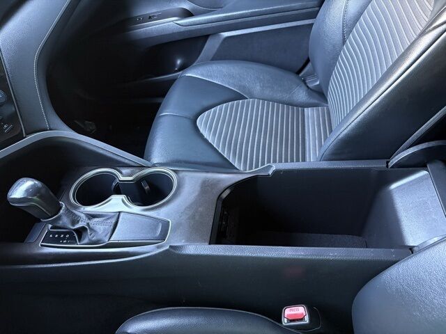 2021 Toyota Camry SE photo 21