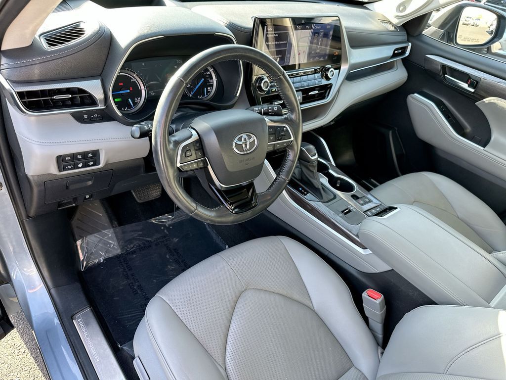 2021 Toyota Highlander Hybrid Platinum